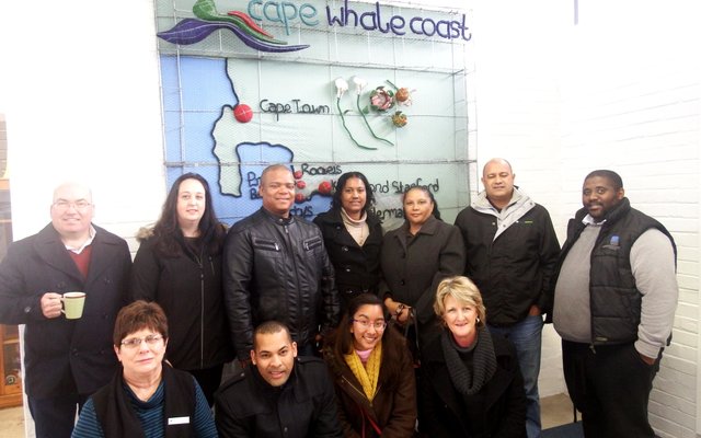 ‘n Deel van die groep Toerisme-verteenwoordigers geniet Gansbaai Toerismekantoor se gasvryheid, met Glenda Kitley links voor